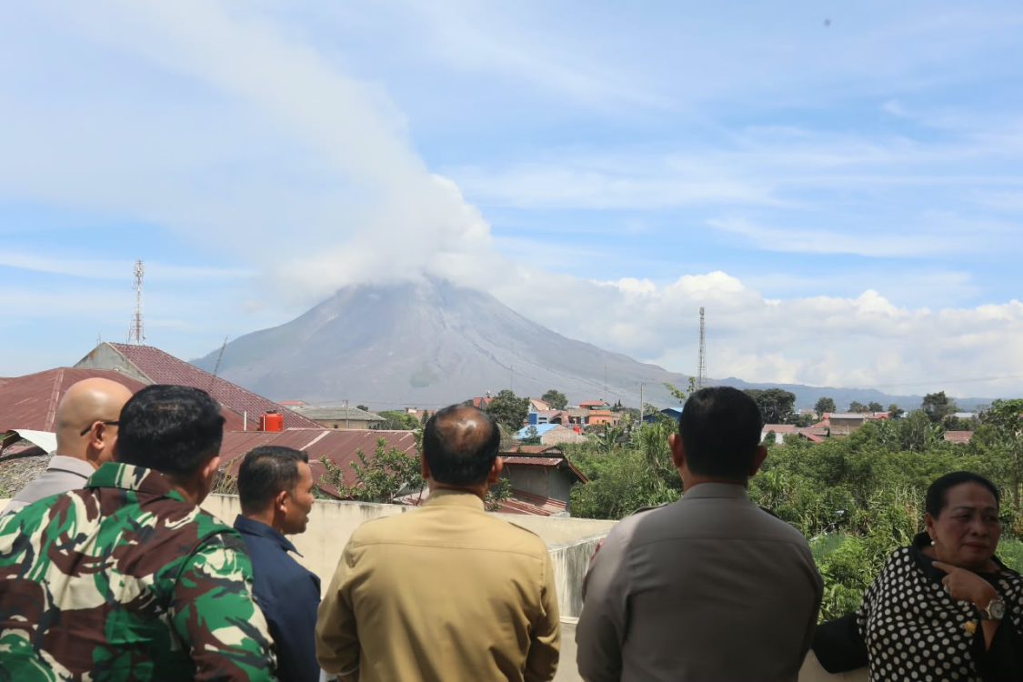 Kapolda Sumut Turun Langsung Pantau Kondisi Sinabung dan Kesiapan Personel Bantu Masyarakat di Karo