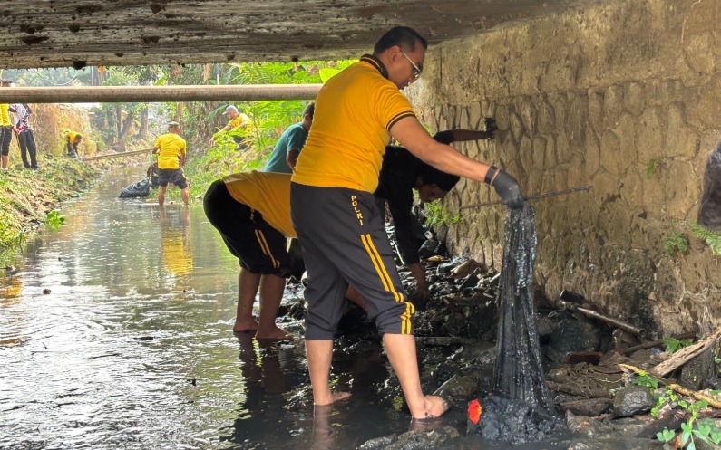 Kapolres Purwakarta Pimpin Langsung Pembersihan Saluran Air Jelang Musim Hujan