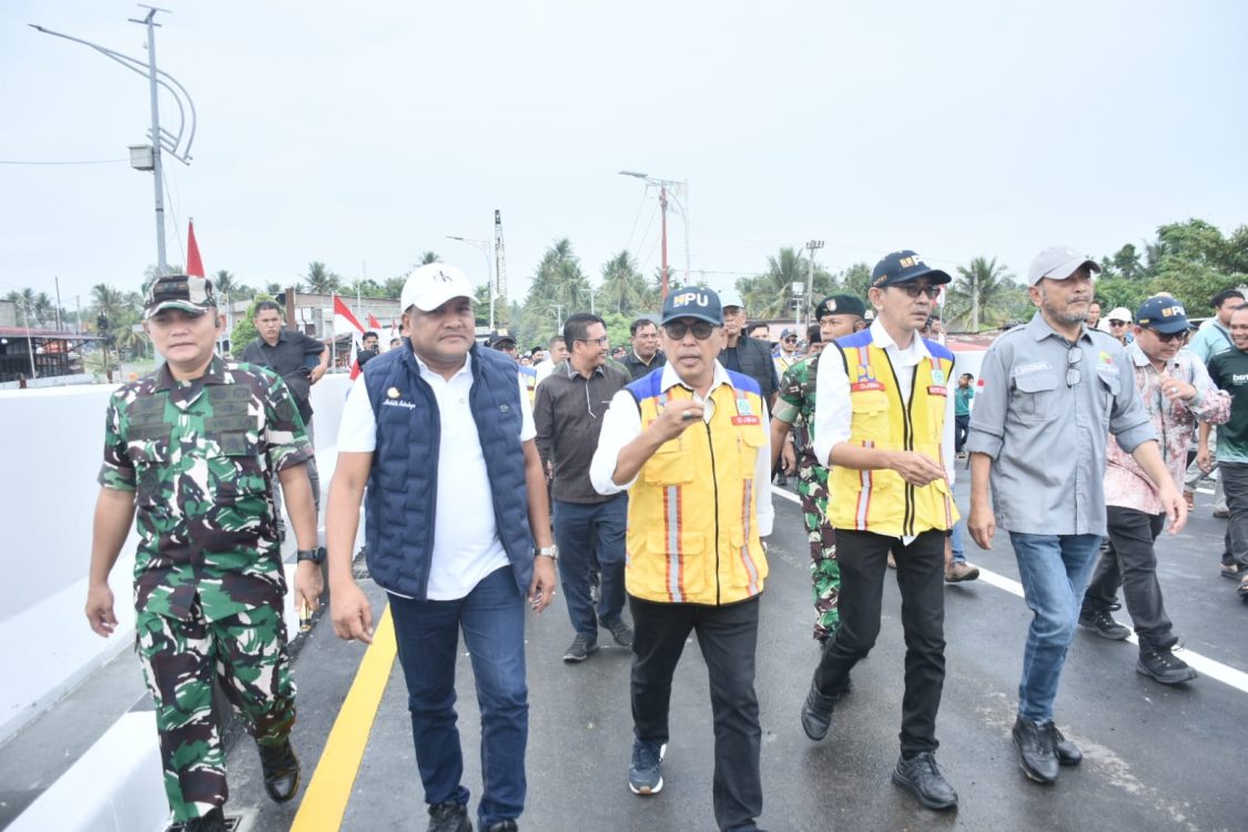 : Pembangunan jembatan permanen Kutablang A, di lintas nasional Banda Aceh-Medan, yang berlokasi di Desa Tingkeum Manyang, Kecamatan Kutablang, Kabupaten Bireuen, selesai sesuai target. Kementerian Pekerjaan Umum (Kemen PU) bersama Pemkab Bireuen, melakukan open traffic perdana, Minggu (20/9/2026).(Foto: Satgas PRR)