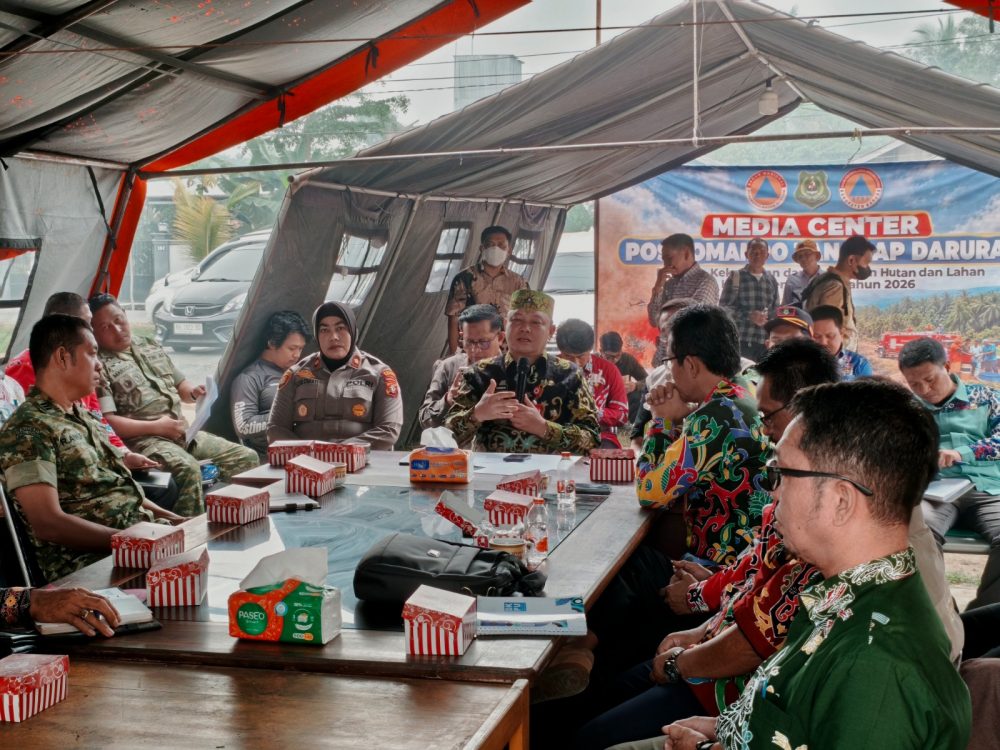 : Sekretaris Daerah Kabupaten Kapuas, Usis I. Sangkai, memimpin Rapat Evaluasi Penanganan Tanggap Bencana Kekeringan dan Kebakaran Hutan dan Lahan (Karhutla) di Wilayah Kabupaten Kapuas Tahun 2026, bertempat di Posko Induk Karhutla Kabupaten Kapuas, Kamis (24/9).