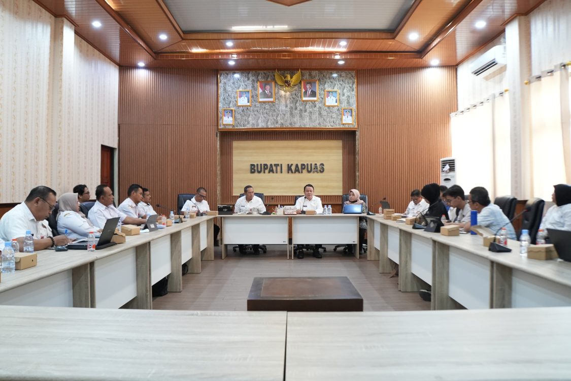 : Sekretaris Daerah Kapuas, Usis I Sangkai saat memimpin Rapat Diskusi Penyusunan Rencana Pengembangan Infrastruktur (RPI) PU Kawasan Prioritas Swasembada Pangan bersama Tim Badan Pengembangan Infrastruktur Wilayah (BPIW) Wilayah 1 Kementerian PU di Ruang Rapat Kantor Bupati Kapuas, Rabu (2/9/2026). - Foto: Mc.Kapuas