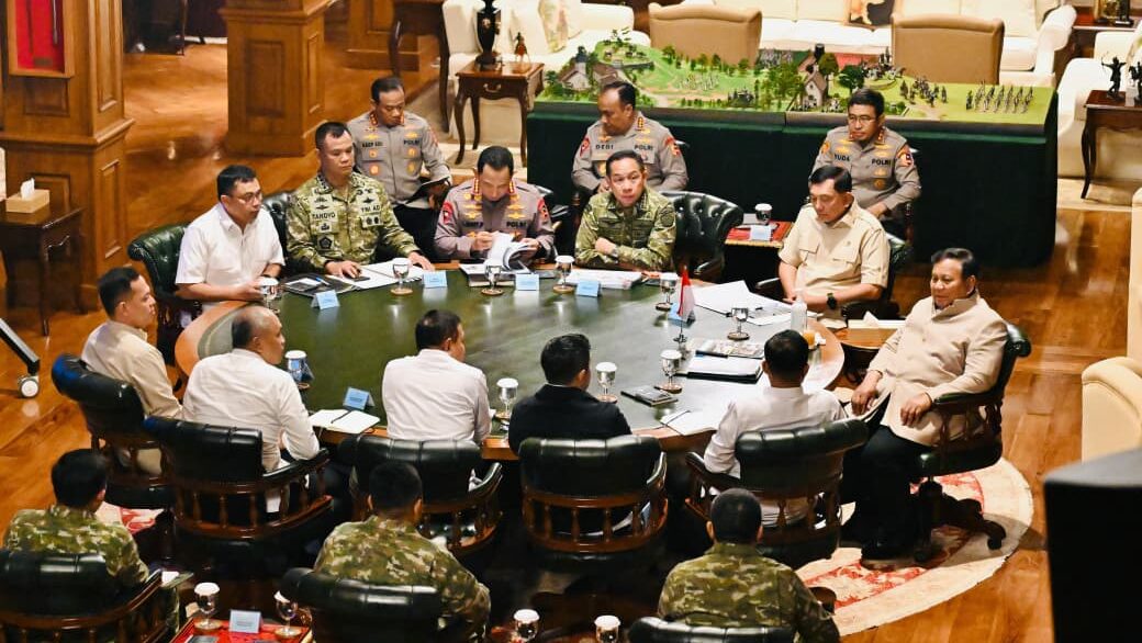 : Presiden Prabowo Subianto menerima Panglima TNI Jenderal TNI Agus Subiyanto dan Kapolri Jenderal Polisi Listyo Sigit Prabowo di kediamannya di Hambalang, Kabupaten Bogor, Provinsi Jawa Barat pada Selasa (1/9/2026). Foto: BPMI Setpres/Laily Rachev