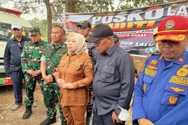 : Bupati Kotawaringin Barat, Nurhidayah, bersama Wakil Bupati, Suyanto, dan unsur terkait melakukan koordinasi penanganan karhutla di Posko Kilometer 22. (foto: MC Kobar)
