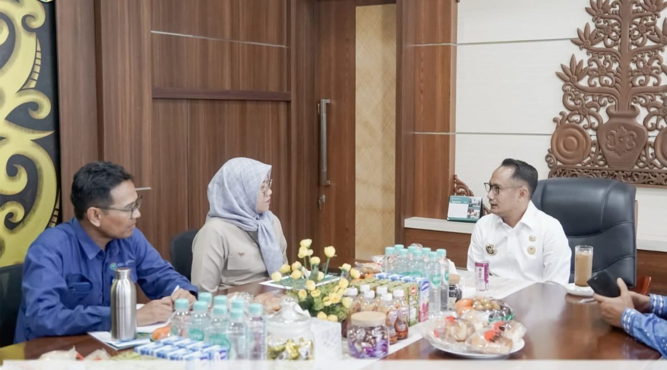 : Wali kota Palangka Raya Fairid Naparin bersama Staf Ahli Menteri Bidang Hubungan Antarlembaga Pusat dan Daerah Kementerian Lingkungan Hidup dan Kehutanan/Badan Pengendalian Lingkungan Hidup (KLH/BPLH), Jumat (14/8/2026) bahas pengendalian kebakaran hutan dan lahan (Karhutla) - Foto: Mc.Palangka raya