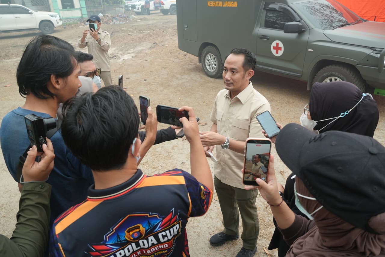 : Wali kota Palangka Raya Fairid Naparin meninjau, langsung penanganan karhutla di kawasan Jalan Tjilik Riwut Km 17 dan Km 21, Minggu (20/9/2026). - Foto: Mc.Palangka Raya