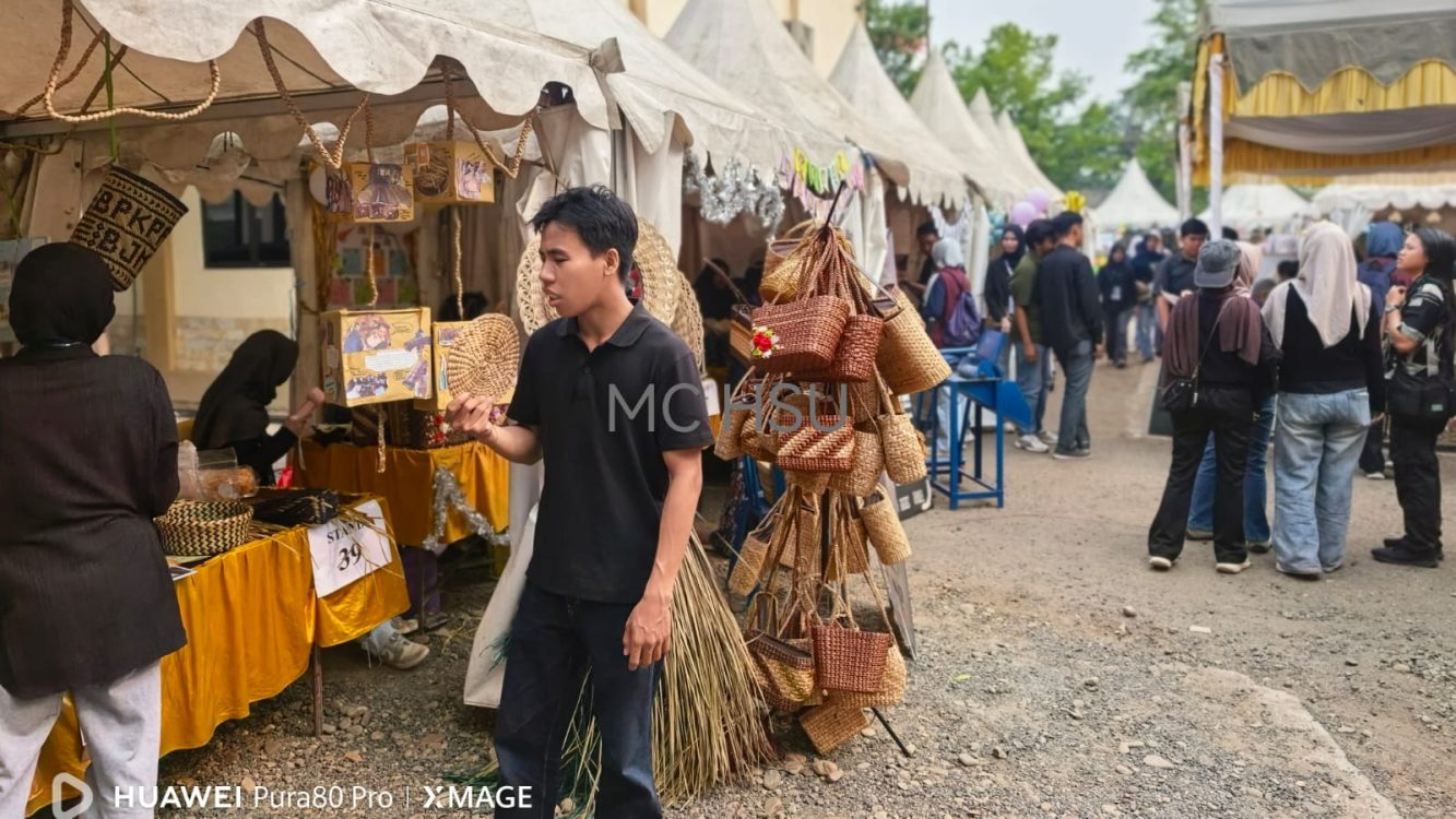 : Pameran hasil karya mahasiswa magang dan Kuliah Kerja Nyata (KKN) Fakultas Pertanian Universitas Lambung Mangkurat (ULM) di Kabupaten Hulu Sungai Utara (HSU). Kegiatan ini berlangsung meriah dan dikunjungi ramai selama dua hari, 3 hingga 4 September 2026.