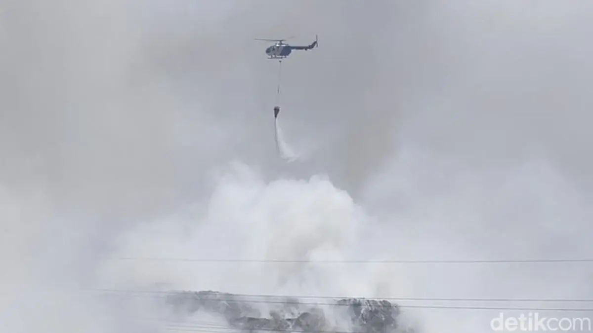Kebakaran TPA Putri Cempo Berlangsung 3 Hari, Polisi Kerahkan Helikopter Water Bombing