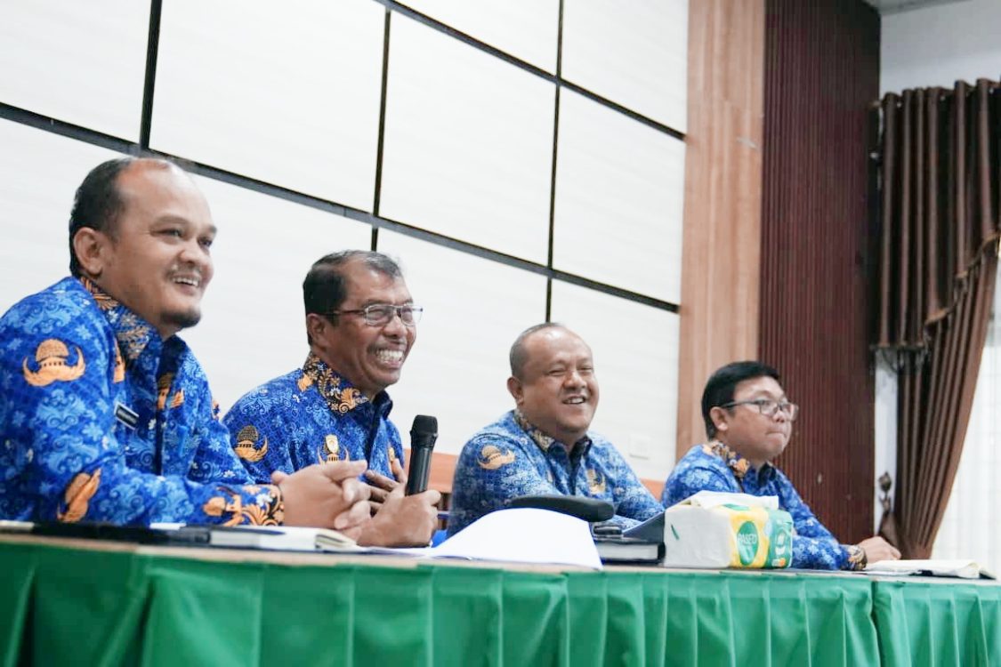: Guna memastikan intervensi stunting berjalan efektif dan tepat sasaran, Wakil Bupati Toba Audi Murphy O. Sitorus (kedua dari kiri) memimpin rapat konsolidasi untuk memperkuat integrasi program serta keakuratan pendataan dari tingkat desa.