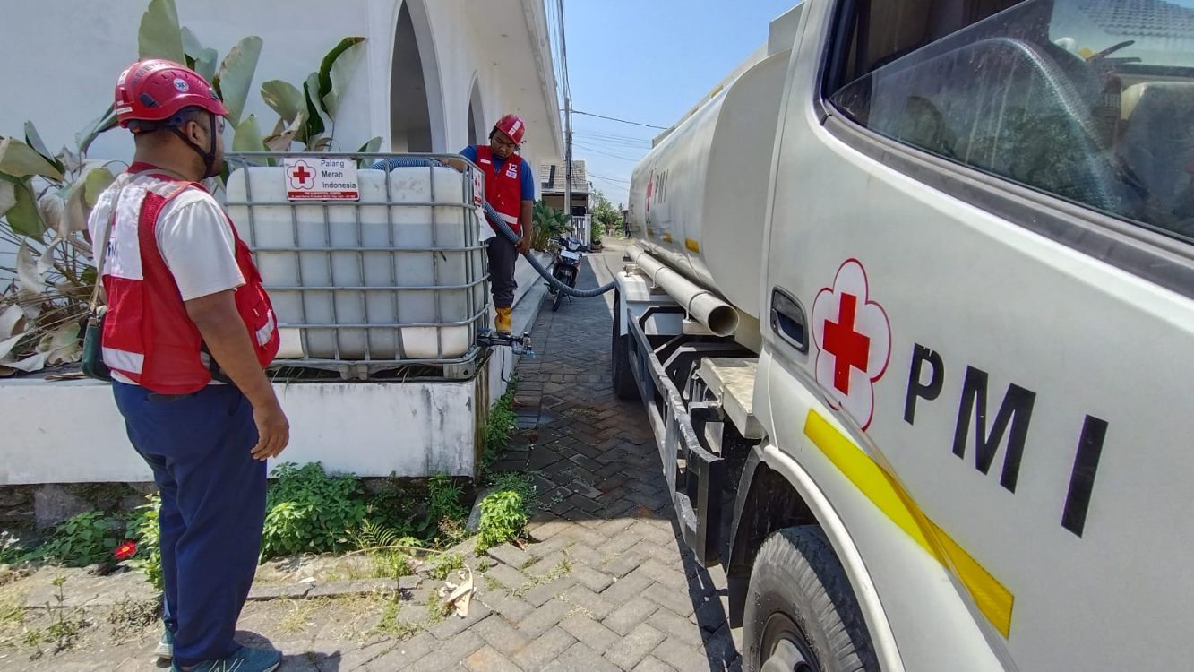 : Dampak musim kemarau panjang di Kabupaten Jember kian meluas. Krisis air bersih kini mulai melanda wilayah Kecamatan Sukorambi. - Foto:Mc.Jatim