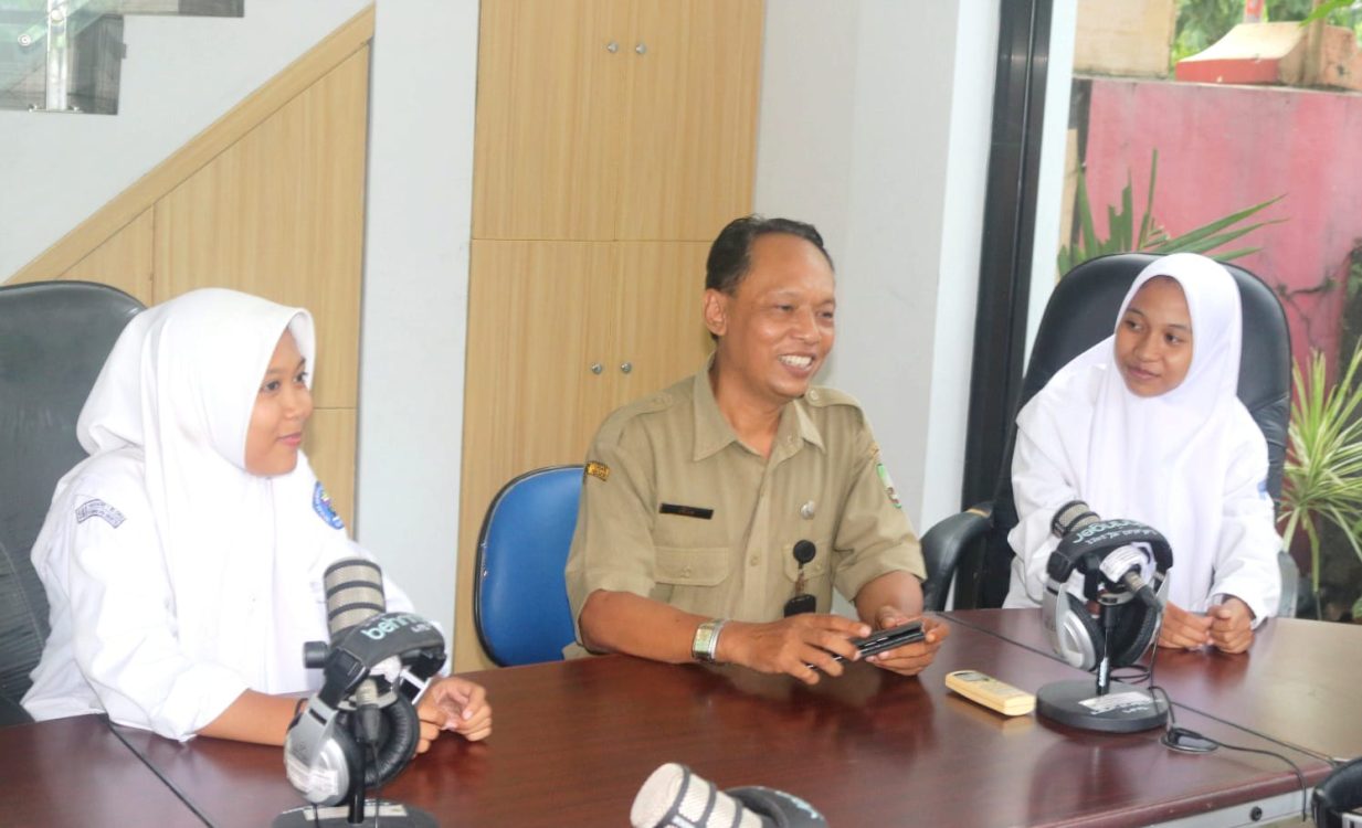 : Lurah Kunduran Blora Kasiyanto (tengah) bersama siswa SMK jurusan Desain Komunkasi Visual. Foto : Mc. Blora