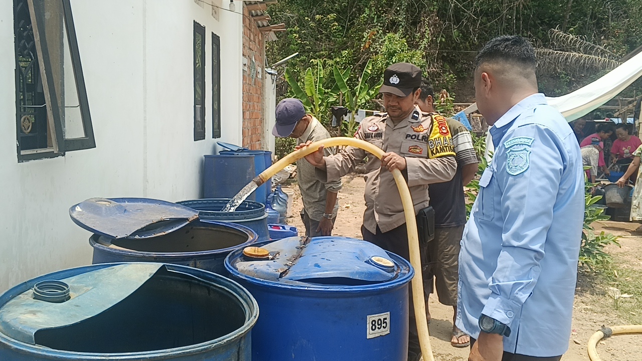 Kemarau dan Kekeringan, Polda Sumsel Bantu Warga Sekayu Penuhi Kebutuhan Air Bersih