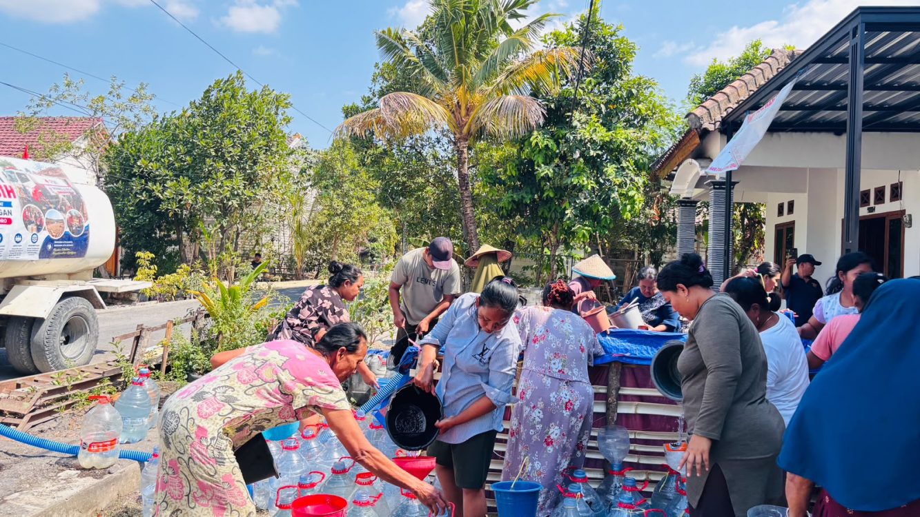 : Palang Merah Indonesia (PMI) Kabupaten Bojonegoro terus bergerak membantu masyarakat yang menghadapi kesulitan mendapatkan air bersih di tengah musim kemarau. - Foto: Mc.Jatim