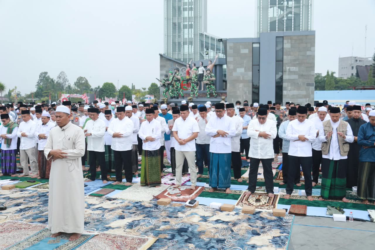 : Gubernur Kalimantan Tengah Agustiar Sabran serta seluruh jajarannya bersama TNI/Polri, ASN, organisasi kemasyarakatan Islam, tokoh agama, serta masyarakat melaksanakan Salat Istisqo dan doa bersama di Bundaran Talawang.- Foto: Mc.Kalteng