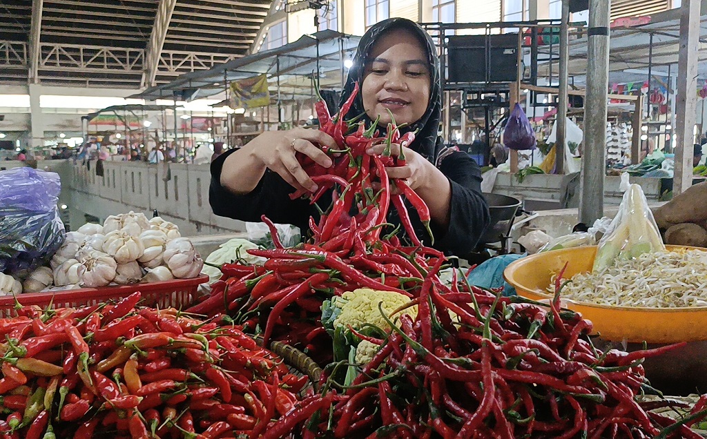 : Salah satu pedagang melayani pembeli membeli cabai di Pasar Batang, Kabupaten Batang.