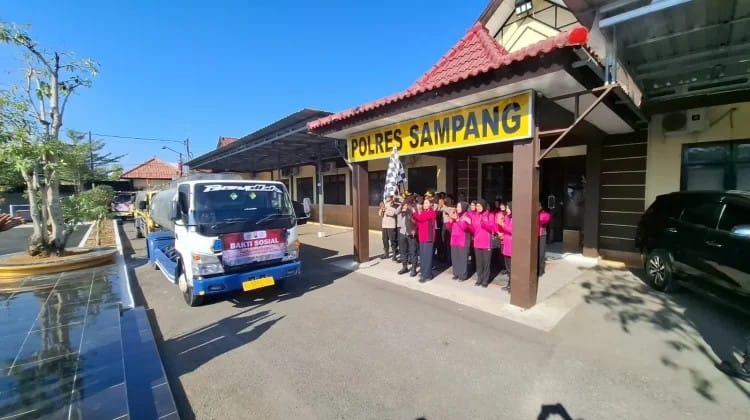 Kemarau Panjang, Polres Sampang Kerahkan Puluhan Truk Tangki Air Bersih untuk Warga