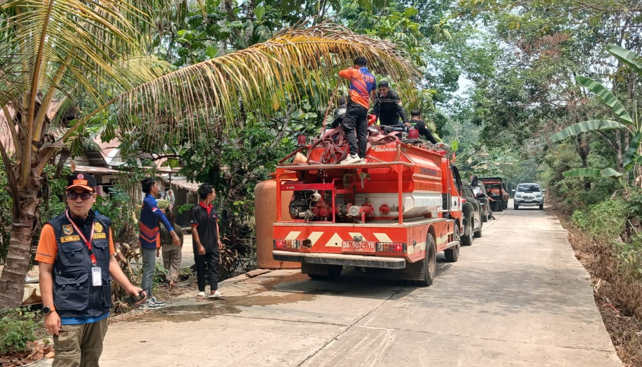 : Petugas gabungan menyalurkan pasokan air bersih kepada warga Desa Sumber Agung, Kecamatan Halong, Kabupaten Balangan, Jumat (4/9/2026). - Foto: Mc.Balangan