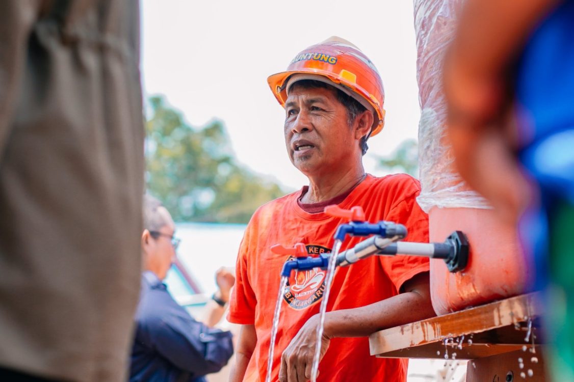 : Proses penyaluran air bersih kepada warga RT 23 dan RT 24 Kelurahan Kemuning di tengah kemarau panjang. Foto; Mc.Banjarbaru