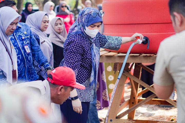: Wali kota Banjarbaru, Erna Lisa Halaby, terlibat dalam momen bantuan penyaluran air bersih. Foto: Mc.Banjarbaru