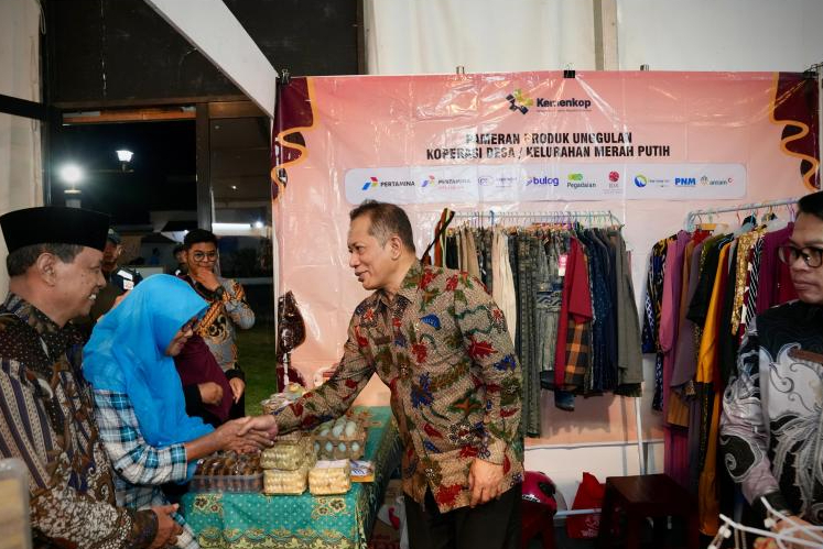 : Menteri Koperasi Ferry Juliantono menginstruksikan seluruh gerai KDKMP untuk memprioritaskan penjualan produk-produk UMKM lokal saat membuka Borobudur Indonesia Expo dan KDKMP Expo 2026 di Alun-Alun Kota Magelang, Jawa Tengah, Kamis (17/9/2026) malam.
