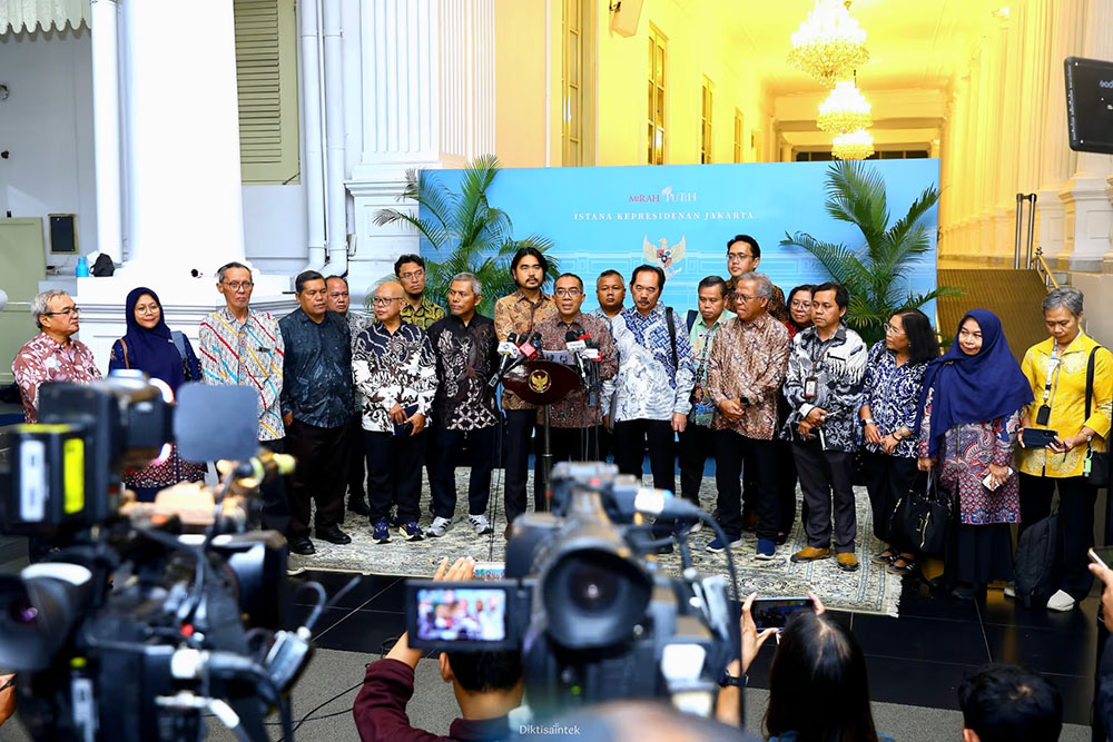 : Menteri Pendidikan Tinggi, Sains, dan Teknologi (Mendiktisaintek) Brian Yuliarto bersama para ilmuwan, ahli, guru besar, dan peneliti menghadiri rapat terbatas mengenai pengelolaan lahan gambut di Kompleks Istana Merdeka, Jakarta, Kamis (24/9/2026). (Foto: Dok Kemdiktisaintek)