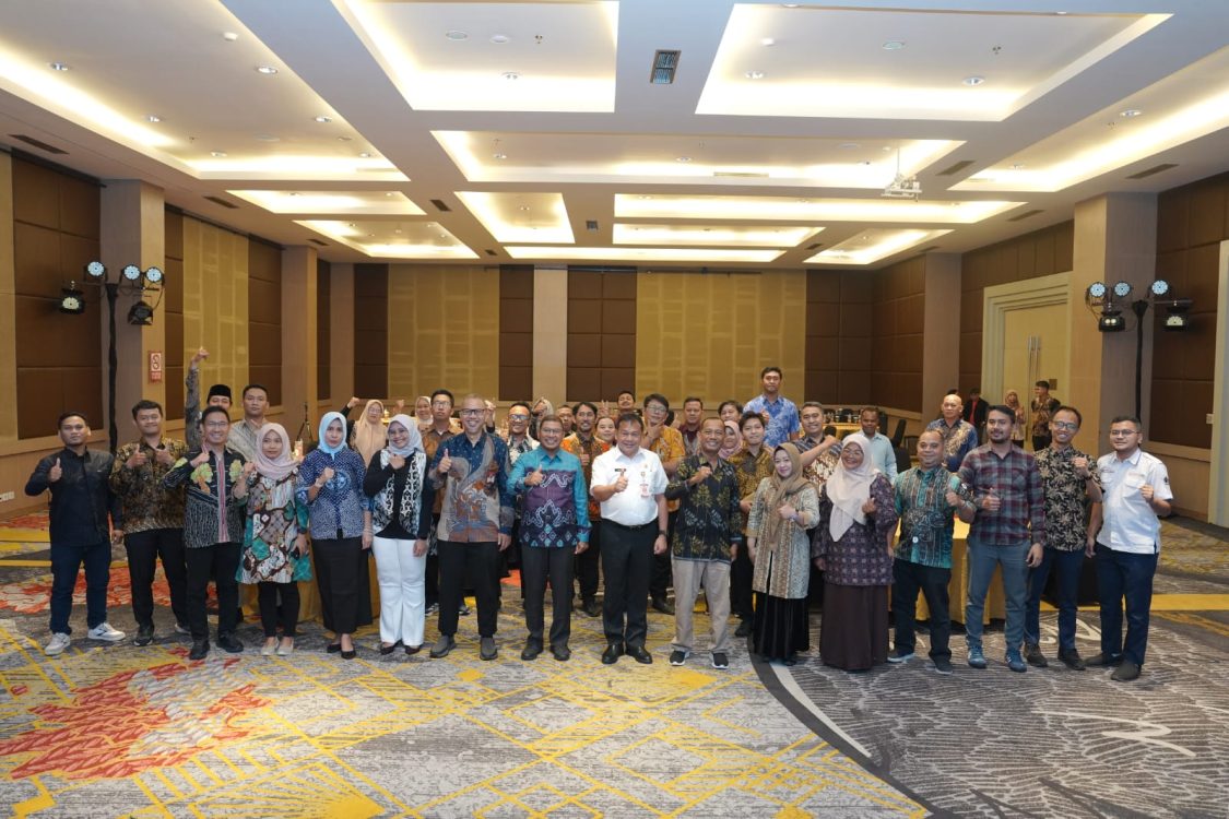 : Kapuspen Kemendagri Benni Irwan (kemeja putih, tengah) foto bersama dengan peserta Bimtek Pengelolaan Informasi Barang dan Jasa pada sesi pembukaan di Hotel Luminor, Jakarta, Rabu (16/9/2026). Bimtek yang berlangsung tiga hari itu fokus membahas teknis keterbukaan informasi barang dan jasa untuk persiapan Monev Keterbukaan Informasi Publik tahun 2026. (Foto: Kemendagri).