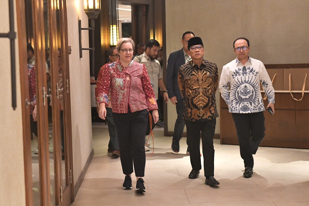 : Mendes Yandri Susanto saat bertemu Regional Practice Director for People, East Asia and Pacific Luis Benveniste di Jakarta. (Foto: Humas Kemendes PDT)