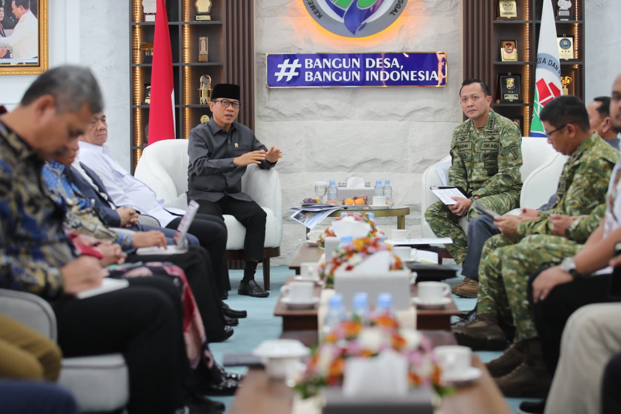 : Mendes PDT, Yandri Susanto, bersama Wamendes PDT, Ahmad Riza Patria, menerima audiensi Panglima Kopassus, Letjen TNI Djon Afriandi di ruang kerja. (Foto: Humas Kemendes PDT)