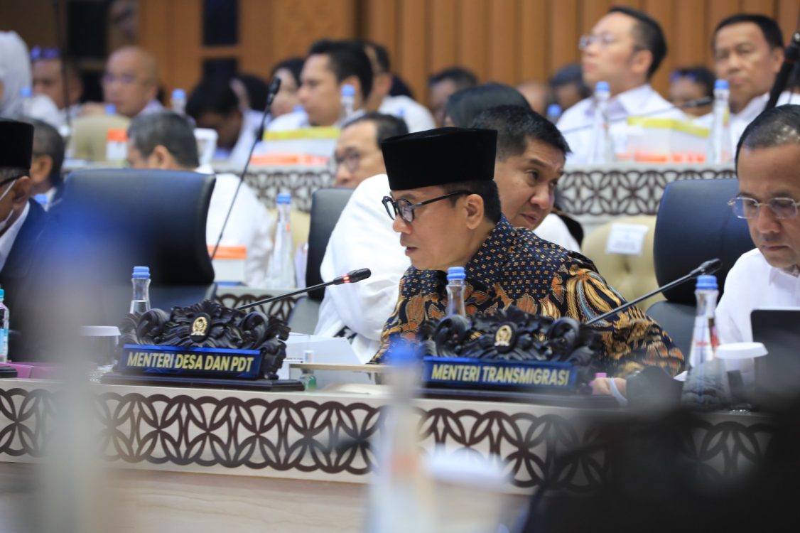 : Mendes PDT Yandri Susanto dalam rapat kerja gabungan bersama seluruh mitra kerja di ruang rapat Komisi V DPR RI, Senayan Jakarta. (Foto: Humas Kemendes PDT)