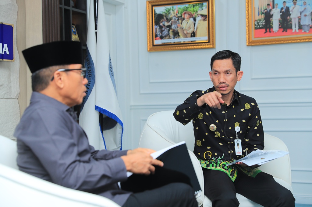 : Mendes PDT Yandri Susanto saat audiensi dengan Bupati Aceh Barat Tarmizi di Ruang Kerja Mendes Kalibata Jakarta. (Foto: Humas Kemendes PDT)