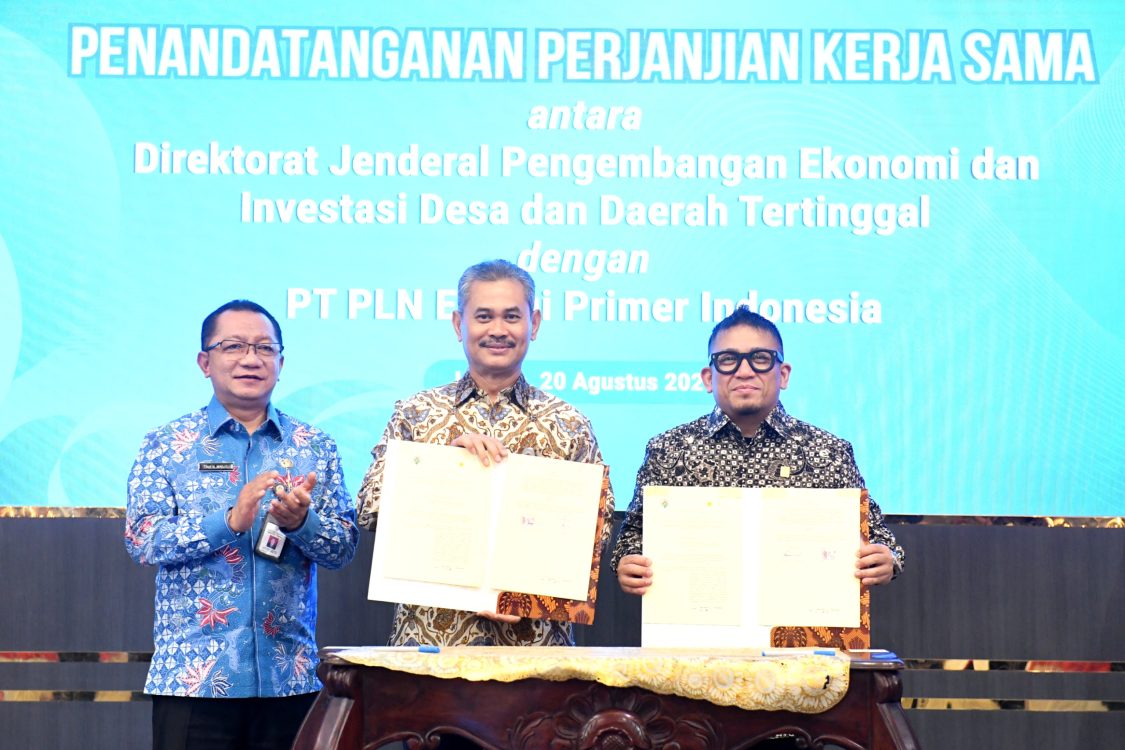 : Sekjen Kemendes PDT Taufik Madjid (kiri) usai penyaksikan penandatangan Nota Kesepahaman dan Perjanjian Kerja Sama dengan PT PLN Energi Primer Indonesia dan PT dan Yayasan Educare Smart Serbaindo. (Foto: Humas Kemendes PDT)