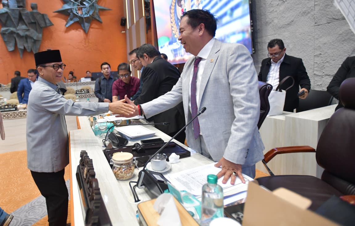 : Mendes PDT Yandri Susanto menghadiri rapat kerja bersama Komisi V Dewan Perwakilan Rakyat Republik Indonesia (DPR RI) di Gedung DPR RI, Senayan. (foto: Humas Kemendes PDT)
