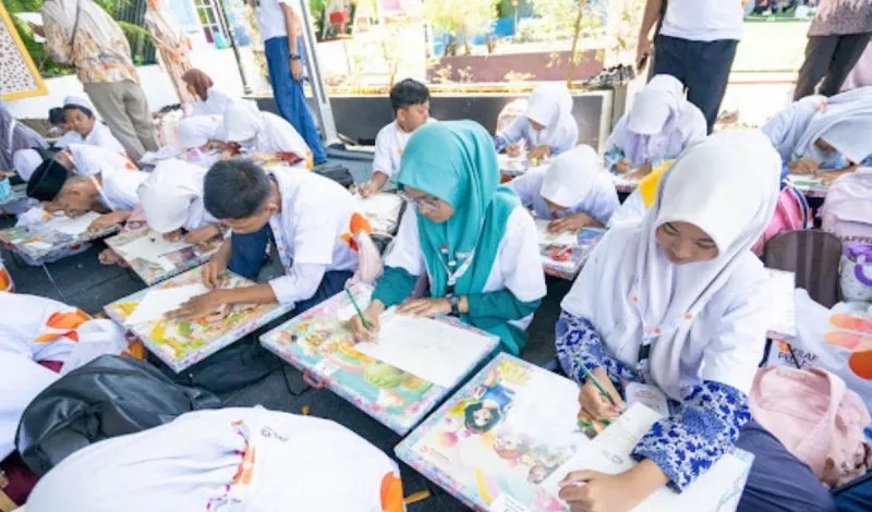 : Sejumlah pelajar tingkat SD dan SMP menyelesaikan lukisan mereka dalam kegiatan Creative Recovery for Children, melukis bersama anak-anak di Aceh Tamiang. (Dok. Kemenekraf)