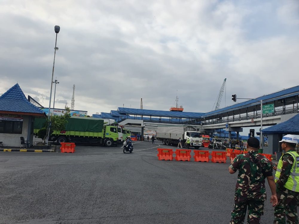 : Antrean kendaraan menuju Pelabuhan Ketapang dan Tanjung Wangi, Banyuwangi, direspons KSOP Tanjung Wangi dengan mengoptimalkan penerbitan Surat Persetujuan Berlayar (SPB) selama 24 jam. Namun, percepatan layanan tetap harus dibarengi pemenuhan kelaiklautan dan keselamatan pelayaran. (Foto: Humas Kemenhub)