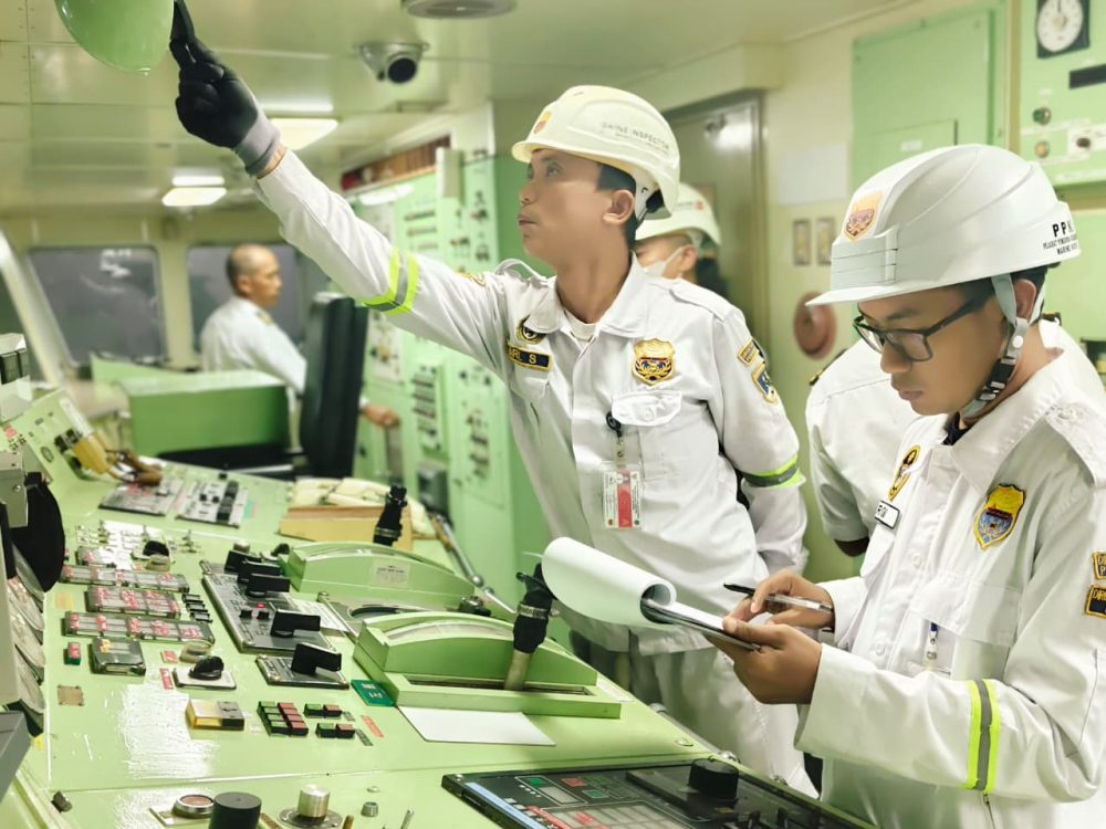 : Kemenhub menggelar pemeriksaan keselamatan kebakaran terhadap kapal penumpang dan kapal Ro-Ro berbendera Indonesia selama tiga bulan. Kapal berusia lebih dari 10 tahun, pernah mengalami kebakaran, memiliki temuan mayor, atau melayani rute padat menjadi prioritas pemeriksaan./Foto Humas Kemenhub