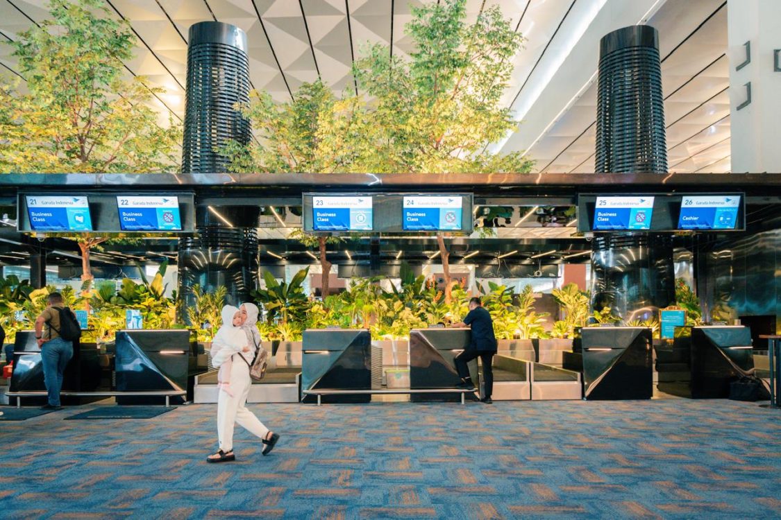 : Seorang penumpang dan anaknya melintas di konter check in Terminal 3 Bandara Soekarno-Hatta, Tangerang. Batas maksimal fuel surcharge tiket pesawat naik menjadi 40 persen pada September 2026. Namun, Kemenhub menegaskan angka tersebut bukan berarti harga tiket naik 40 persen. Rata-rata kenaikan harga tiket diperkirakan sekitar dealapan persen. (Foto: Humas Kemenhub)