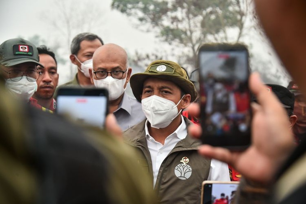 : Kementerian Kehutanan (Kemenhut) kembali menjatuhkan sanksi administratif kepada lima perusahaan pemegang Perizinan Berusaha Pemanfaatan Hutan (PBPH) di Kalimantan Barat, menyusul dugaan kebakaran hutan dan lahan (karhutla) di area konsesi masing-masing. (Foto: Humas Kemenhut)