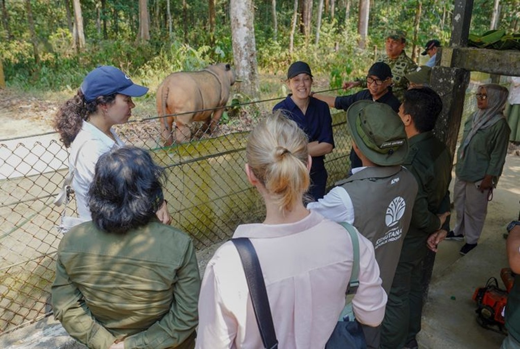 : Menteri Kehutanan Raja Juli Antoni bersama Duta Besar Norwegia untuk Indonesia Kaja Glomm mengunjungi Taman Nasional Way Kambas (TNWK), Lampung. (foto: Humas Kemenhut)