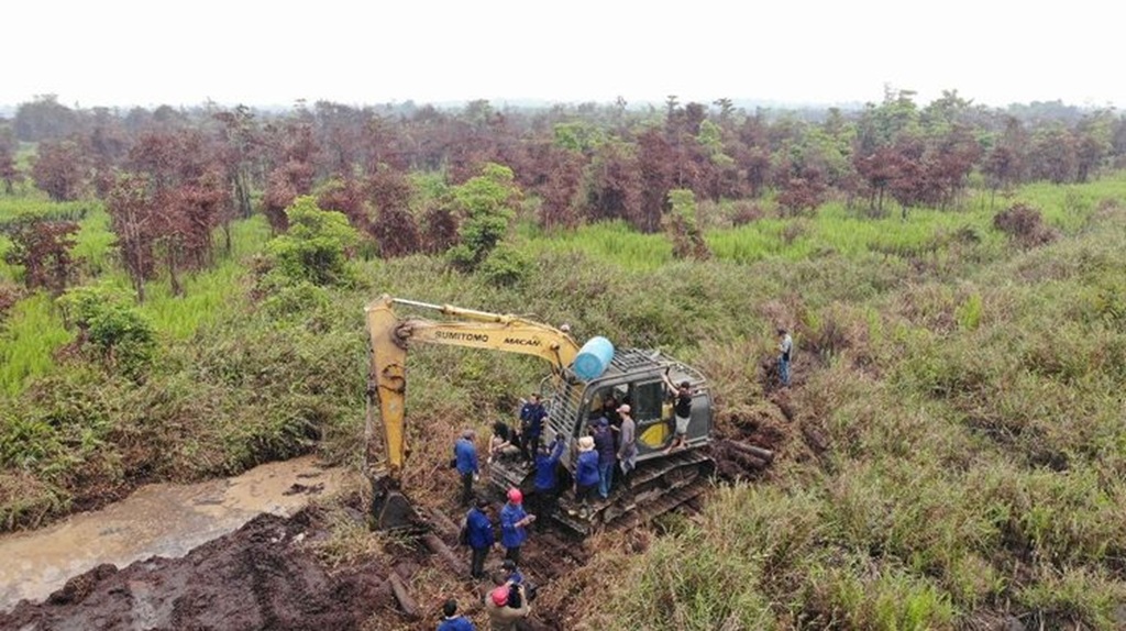 : Petugas gabungan berhasil menyita satu unit ekskavator serta mengamankan dua pelaku yang tengah membuka lahan secara tak berizin di kawasan Hutan Produksi Konversi. (foto: Humas Kemenhut)