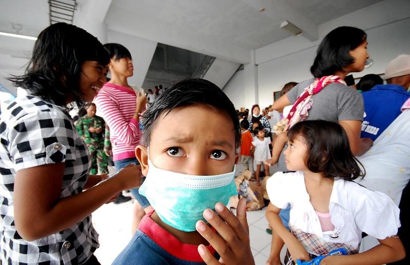 : Seorang anak mengenakan masker saat berada di tengah keramaian. Penggunaan masker, penerapan etika batuk dan bersin, serta membatasi aktivitas di luar rumah saat sakit menjadi bagian penting dalam mencegah penularan influenza. Foto: Kemenkes