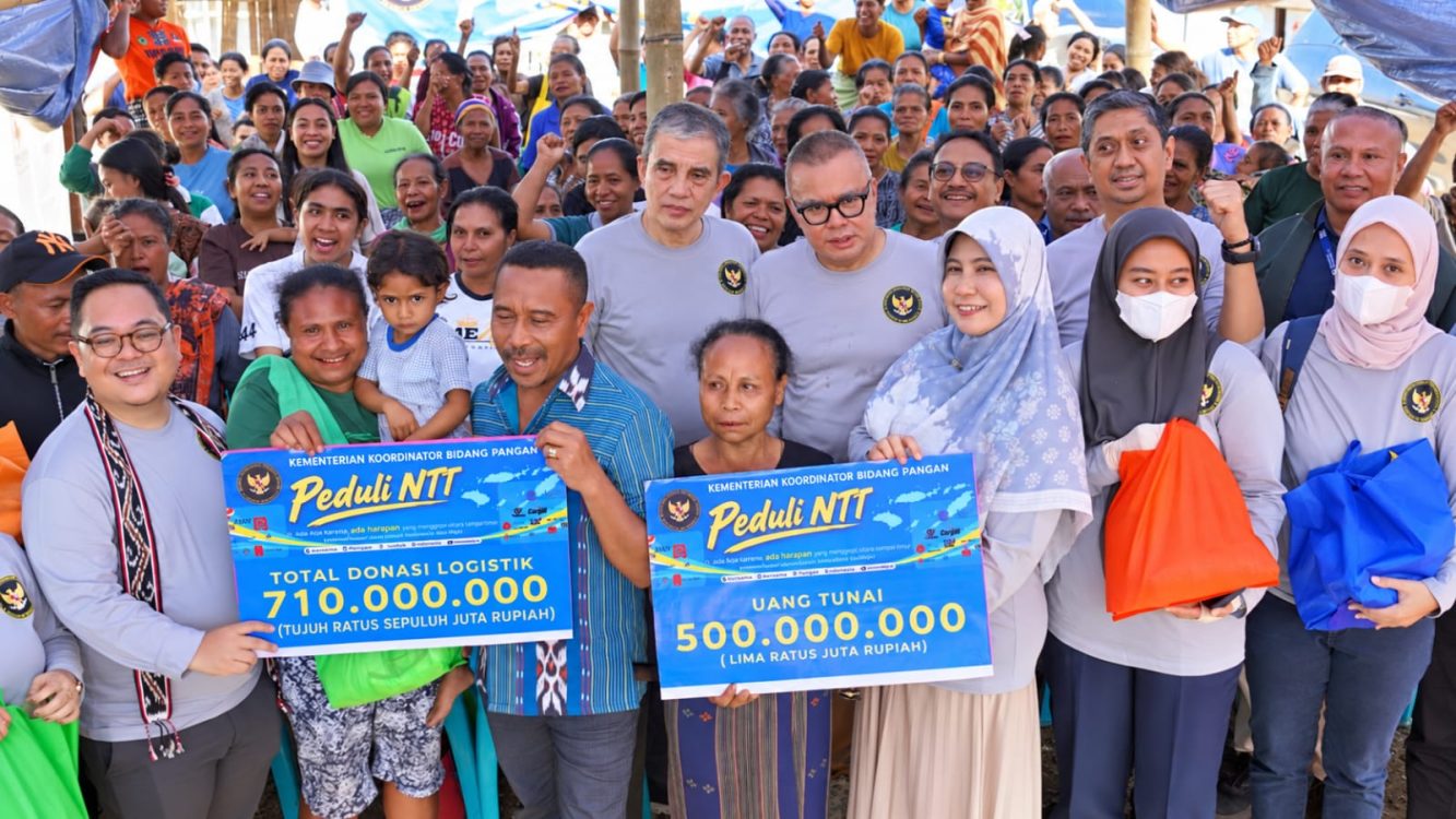 : Penyaluran bantuan di Kabupaten Ngada dilakukan pada 24 September 2026 oleh Staf Ahli Menteri Bidang Transformasi Digital dan Hubungan Antar Lembaga Kemenko Pangan, Bara Krisnha Hasibuan bersama Staf Ahli Menteri Bidang Manajemen Konektivitas Kemenko Pangan, Prayudi Syamsuri, dan diterima oleh Wakil Bupati Ngada, Bernadinus Dhey Ngebu. (Dok. Kemenko Pangan)