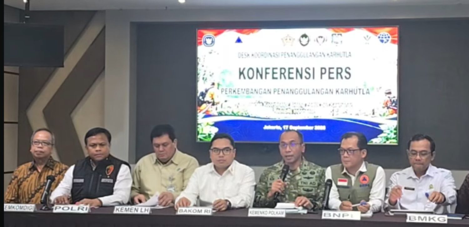 : Pemerintah memperkuat penanganan kebakaran hutan dan lahan (karhutla) melalui kolaborasi lintas kementerian dan lembaga. Upaya dilakukan mulai dari pemantauan titik panas, pemadaman darat dan udara, perlindungan masyarakat, pemantauan kualitas udara hingga penegakan hukum. (Foto: Wandi/InfoPublik)