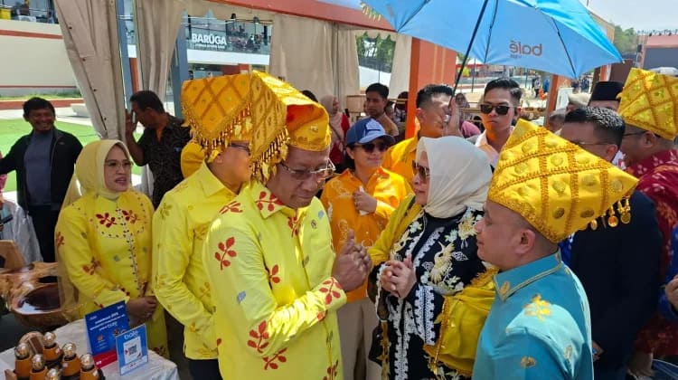 : Wali Kota Palu Hadianto Rasyid (kanan) bersama Menteri Hukum RI Supratman Andi Agtas (kiri) saat mengunjungi stand UMKM di lapangan Vatulemo Kota Palu, Minggu (27/9/2026). (Foto: Humas Pemkot Palu/Jufri)