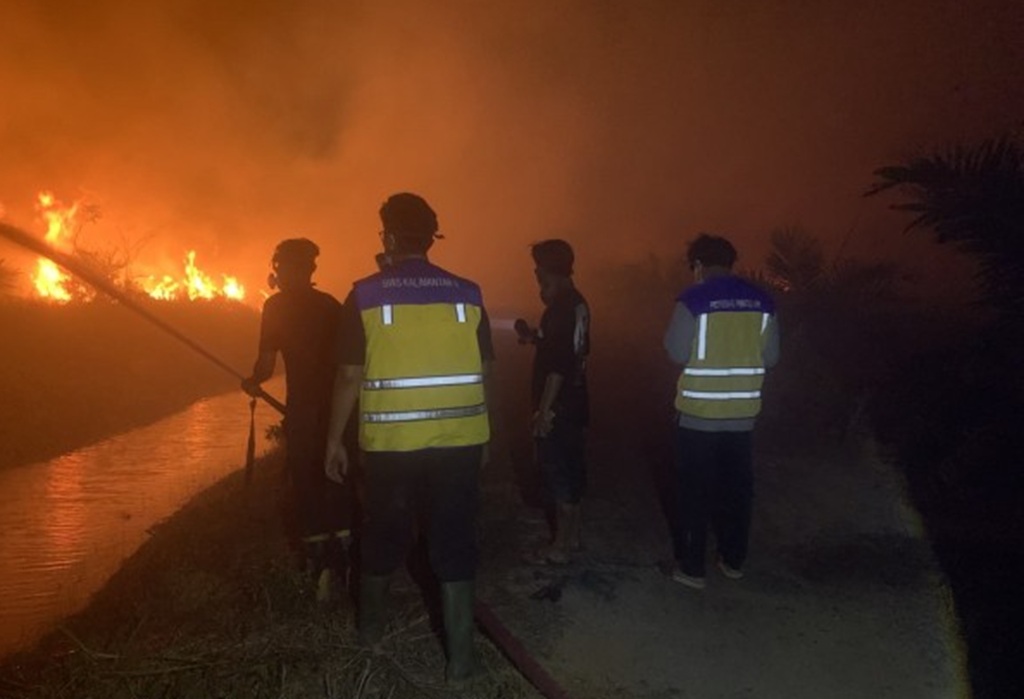 : Kementerian PU mengoptimalkan saluran tersier sebagai sumber air untuk membantu pemadaman karhutla di Desa Bentuk Jaya A5 Dadahup. (Foto: Humas Kemen PU)