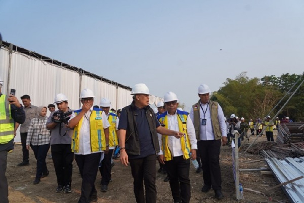 : Staf Ahli Menteri PU Bidang Hubungan Antar Lembaga, Triono Junoasmono, saat mendampingi Kunjungan Kerja Spesifik Wakil Ketua DPR RI/KORINBANG Saan Mustopa di Karawang, Jawa Barat. (foto: Humas Kemen PU)