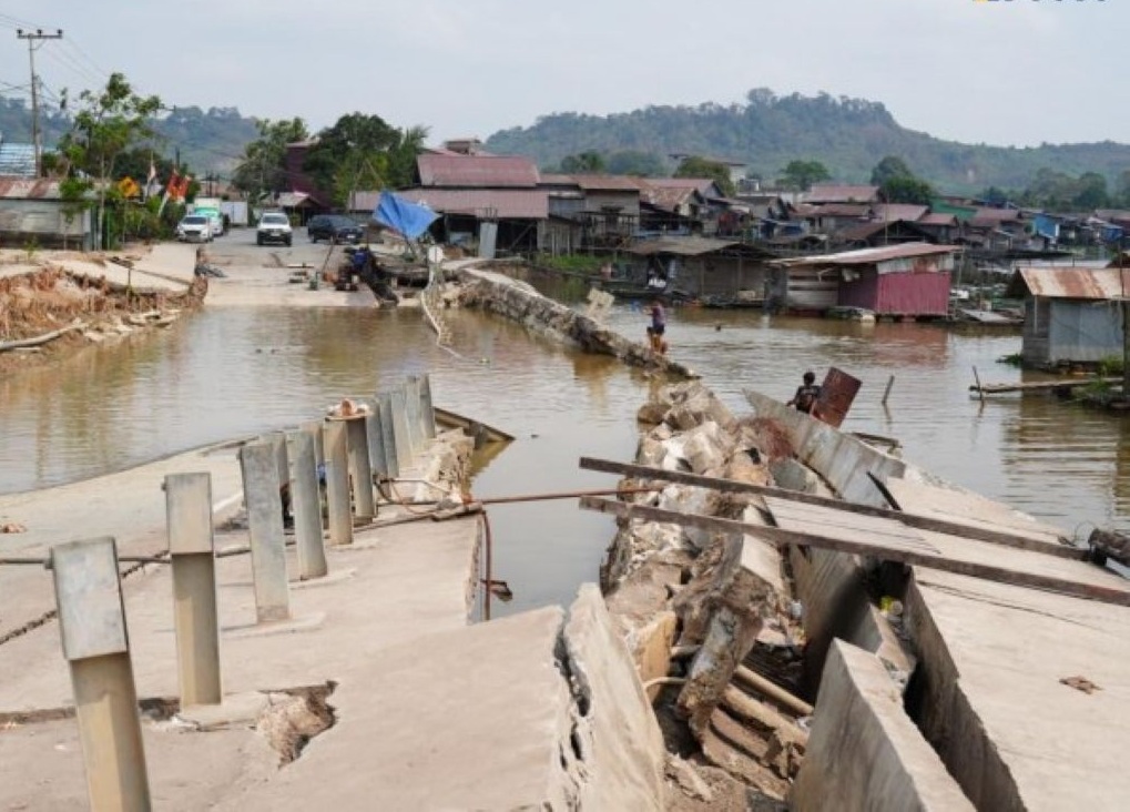 : Kementerian Pekerjaan Umum (PU) melalui Balai Besar Pelaksanaan Jalan Nasional (BBPJN) Kalimantan Timur bersama Balai Wilayah Sungai (BWS) Kalimantan IV terus melakukan penanganan longsor susulan yang terjadi di Jalan Poros Tenggarong–Samarinda. (foto: Humas Kemen PU)