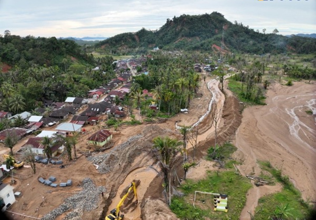 : Kementerian Pekerjaan Umum (PU) melalui Balai Besar Wilayah Sungai (BBWS) Sumatera II Medan mempercepat penanganan darurat di sejumlah sungai yang meluap dan memicu banjir di Kabupaten Tapanuli Tengah, Sumatra Utara. (Foto: Humas Kemen PU)