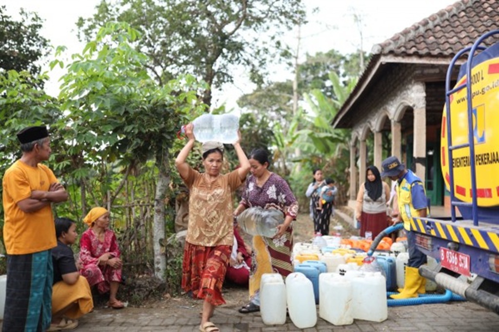 : Kementerian Pekerjaan Umum (PU) melalui Balai Penataan Bangunan, Prasarana dan Kawasan (BPBPK) Jawa Timur terus melakukan upaya penanganan dampak kekeringan dengan menyalurkan bantuan air bersih kepada masyarakat di wilayah terdampak. (Foto: Humas Kemen PU)