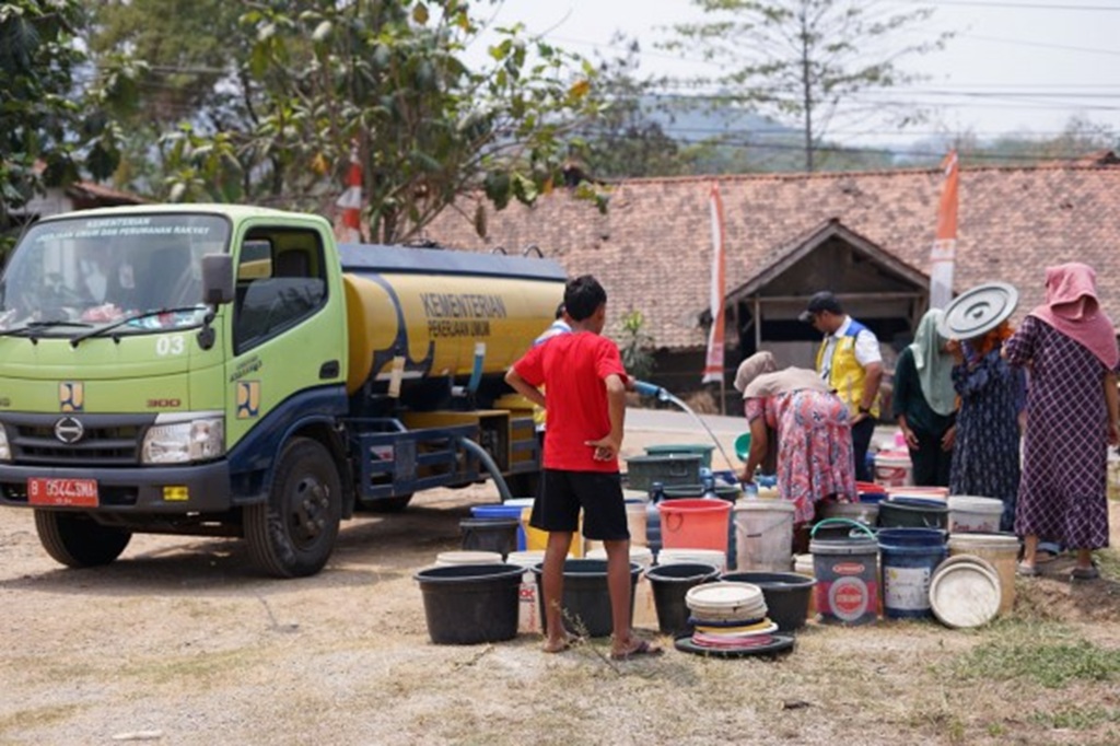 : Sejak 7 Juli 2026 hingga 22 September 2026, Kementerian PU telah menyalurkan sebanyak 286.000 liter air bersih kepada masyarakat terdampak di 10 kabupaten/kota. (foto: Humas Kemen PU)