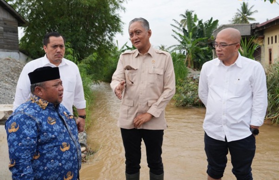 : Menteri Pekerjaan Umum (PU), Dody Hanggodo meninjau langsung sejumlah infrastruktur yang terdampak banjir bandang di Kabupaten Aceh Tenggara, Provinsi Aceh. (Foto: Humas KemenPU)