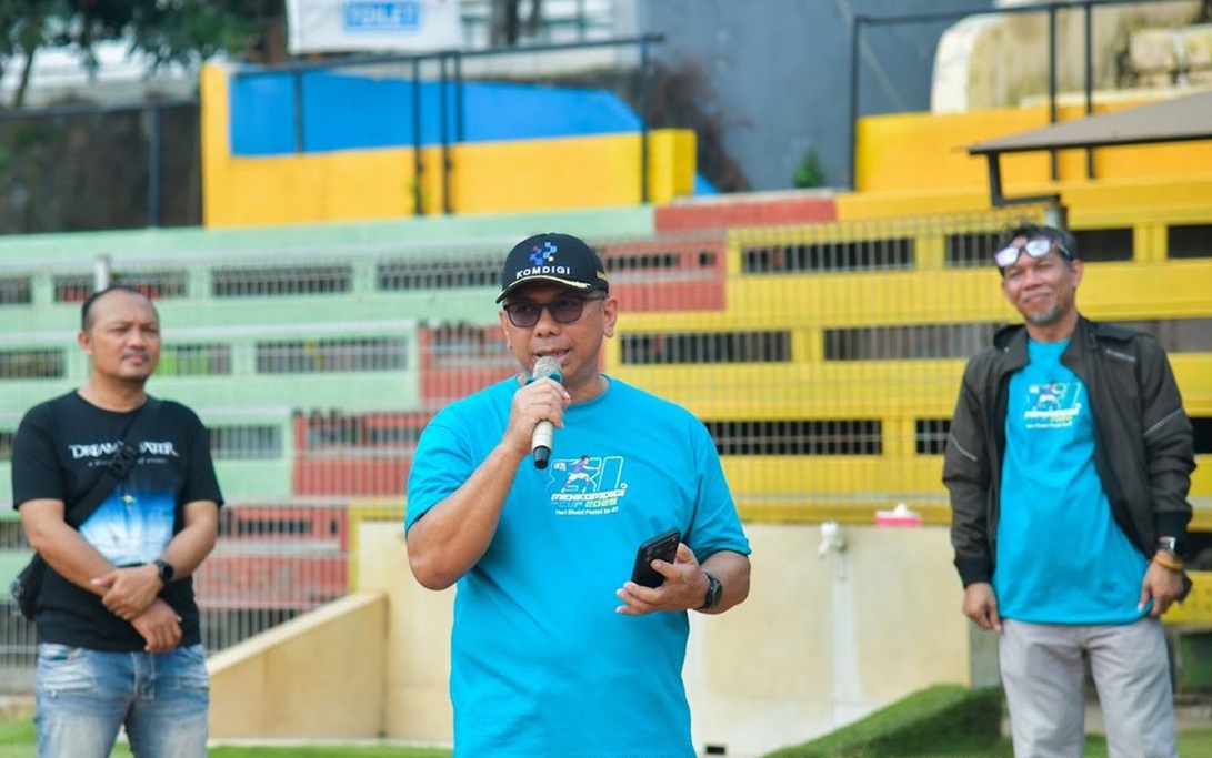 : Dirjen Infrastruktur Digital Wayan Toni Supriyanto bermain sepak bola dalam pertandingan persahabatan Kemkomdigi melawan Forum Wartawan Telekomunikasi di Stadion Soemantri Brodjonegoro, Jakarta Selatan. (Foto: Humas Kemkomdigi)
